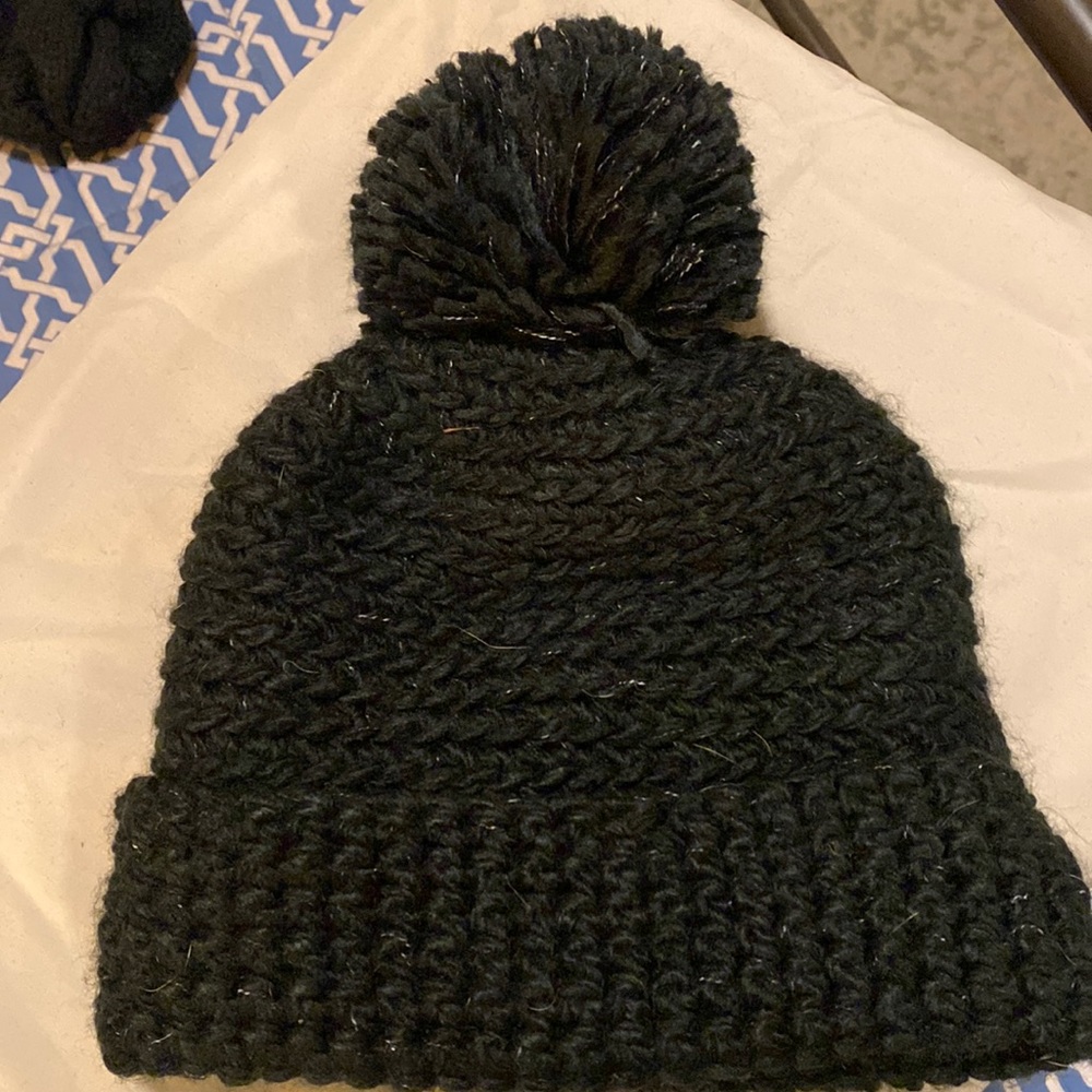 Black beanie with pompom on top! Only tried on never worn! Universal thread co